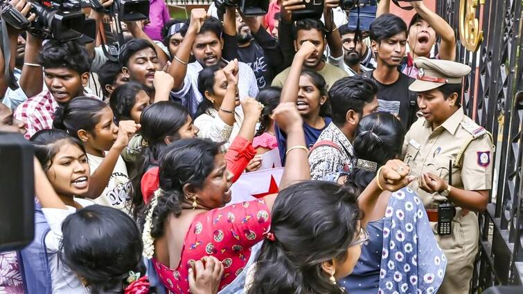 woman sexually assaulted Anna University campus in Chennai stir throughout Tamil Nadu. அண்ணா பல்கலை. மாணவி மீது பாலியல் தாக்குதல்; தலைநகரிலேயே பெண்களுக்குப் பாதுகாப்பில்லாத சூழல்!