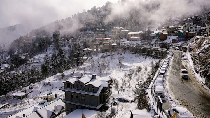 Cold Wave in India: उत्तर भारत समेत देश का अधिकतर हिस्सा इस समय कड़ाके की ठंड की चपेट में है. पहाड़ों पर हो रही बर्फबारी से वहां घूमने गए पर्यटकों को काफी समस्याओं का सामना करना पड़ रहा है.