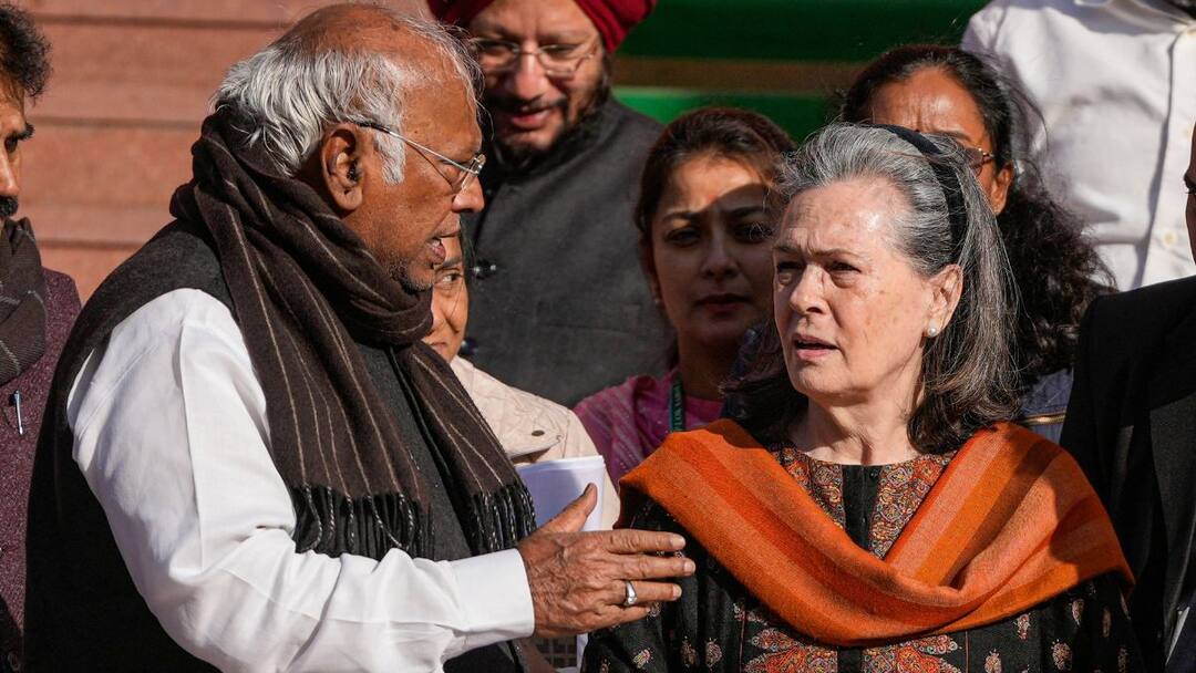 Mahatma Gandhi's Legacy Under Threat From Those In Power In Delhi: Sonia Gandhi At CWC Meet Mahatma Gandhi's Legacy Under Threat From Those In Power In Delhi: Sonia Gandhi At CWC Meet