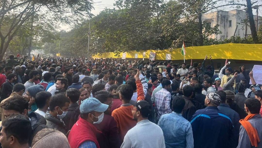 Patna Protest: गर्दनीबाग में डटे हुए हैं BPSC अभ्यर्थी, ठंड भी नहीं तोड़ पा रही हौसले, सोनू की मौत से आक्रोशित Bihar BPSC candidates continue protest in Gardanibagh Patna Patna Protest: गर्दनीबाग में डटे हुए हैं BPSC अभ्यर्थी, ठंड भी नहीं तोड़ पा रही हौसले, सोनू की मौत से आक्रोशित