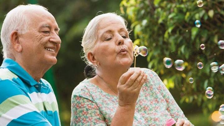 इस योजना को लेकर कई लोगों के मन में अलग-अलग तरह के सवाल आ रहे हैं. कुछ लोगों के मन में यह सवाल भी आ रहा है कि क्या दिल्ली के उन बुजुर्गों को संजीवनी योजना का लाभ नहीं मिलेगा जो पेंशन लेते हैं.