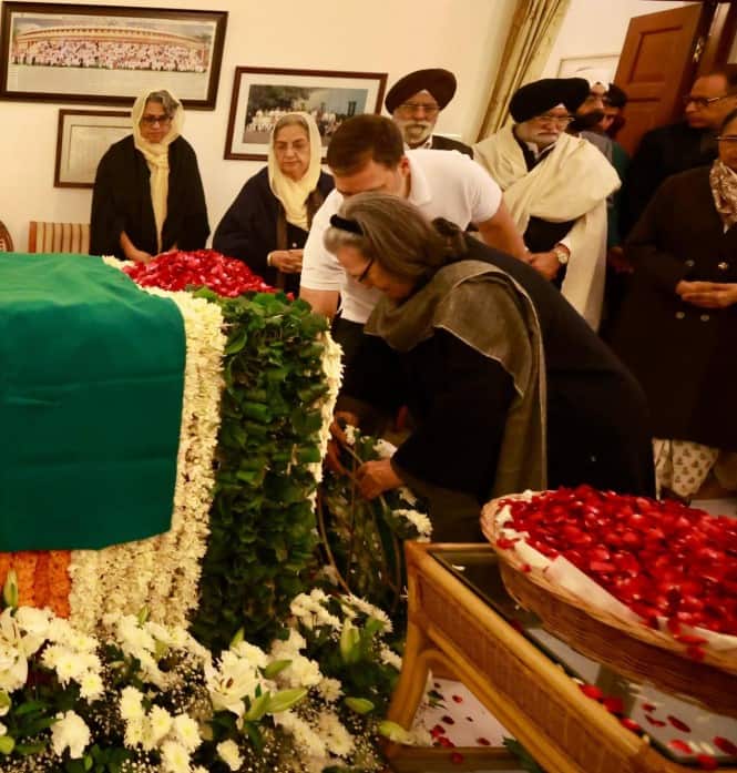 ਇਸ ਲਈ ਹੁਣ ਸਵਾਲ ਇਹ ਪੁੱਛਿਆ ਜਾ ਰਿਹਾ ਹੈ ਕਿ ਸ਼ਨੀਵਾਰ ਨੂੰ ਡਾ. ਮਨਮੋਹਨ ਸਿੰਘ ਦੇ ਅੰਤਿਮ ਸੰਸਕਾਰ ਦੌਰਾਨ ਉਨ੍ਹਾਂ ਦੀ ਚਿਤਾ ਨੂੰ ਅਗਨੀ ਦੇਣ ਦੀ ਭੂਮਿਕਾ ਕੌਣ ਨਿਭਾਏਗਾ। ਜੇਕਰ ਉਨ੍ਹਾਂ ਦੇ ਘਰ ਬੇਟਾ ਨਹੀਂ ਹੈ ਤਾਂ ਇਹ ਭੂਮਿਕਾ ਉਨ੍ਹਾਂ ਦੀਆਂ ਬੇਟੀਆਂ ਦੀ ਹੋਵੇਗੀ। ਅੱਗੇ ਅਸੀਂ ਜਾਣਾਂਗੇ ਕਿ ਇਸ ਬਾਰੇ ਸ਼ਾਸਤਰ ਕੀ ਕਹਿੰਦੇ ਹਨ। ਕੀ ਵੱਡੀ ਧੀ ਅੰਤਿਮ ਸੰਸਕਾਰ ਦੌਰਾਨ ਉਨ੍ਹਾਂ ਦੀ ਚਿਖਾ ਨੂੰ ਅਗਨੀ ਦੇਵੇਗੀ ਜਾਂ ਕੋਈ ਹੋਰ ਇਹ ਕੰਮ ਕਰੇਗਾ?