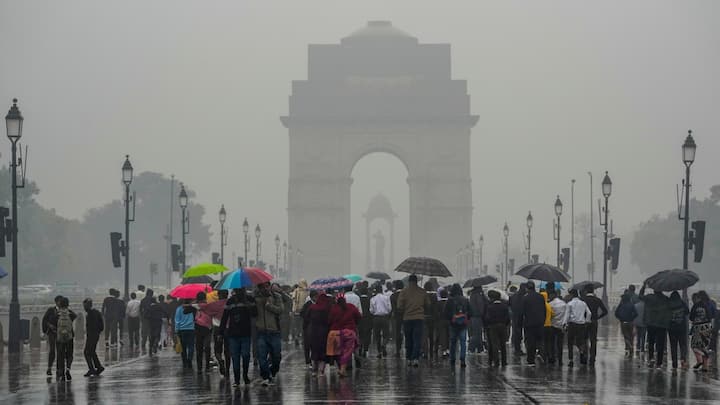 Delhi Weather Forecast: दिल्ली एनसीआर में रुक-रुककर हुई बारिश से ठंड बढ़ गई. मौसम विभाग के मुताबिक साल समाप्त होने से पहले और बारिश की संभावना है. ठंड से बचने के लिए अभी से कर लें जरूरी उपाय.