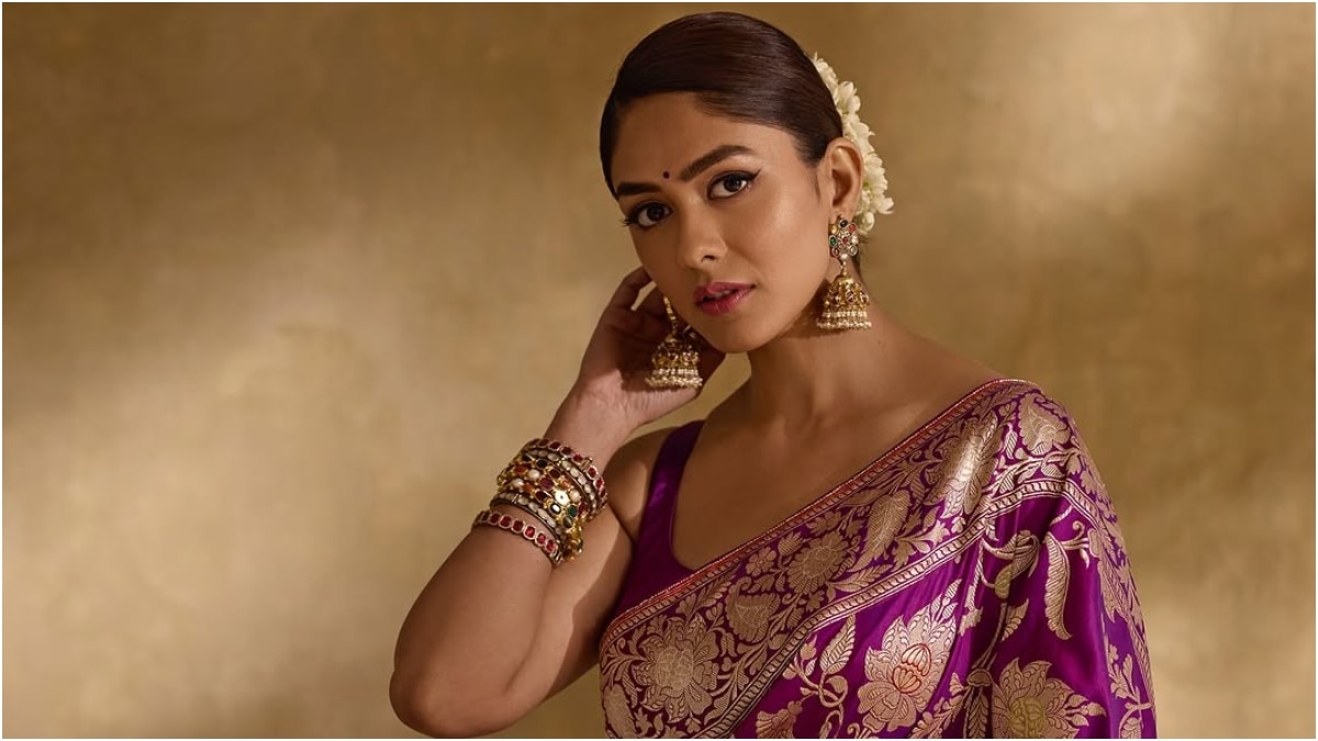 Mrunal Thakur : సీతారామం వైబ్స్ ఇస్తోన్న మృణాల్ ఠాకూర్.. పట్టుచీర కట్టి, తలలో మల్లెపూలు పెట్టి నవ్వేస్తోన్న సీత