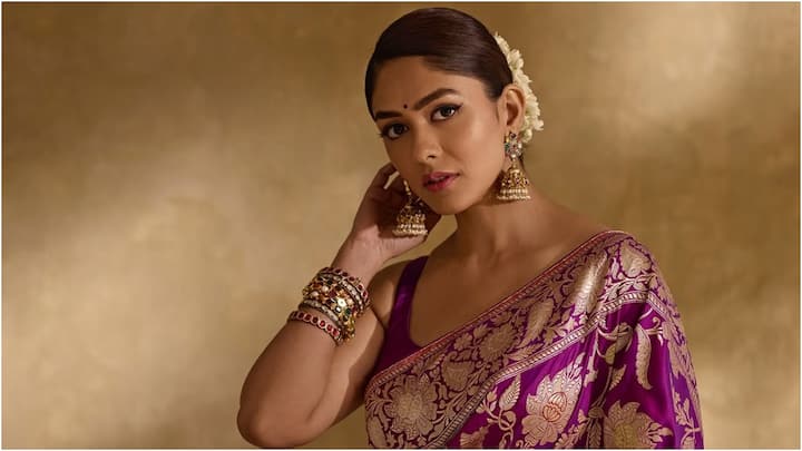 Mrunal Thakur in Saree : మృణాల్ ఠాకూర్ తన లుక్స్​తో మరోసారి మెస్మరైజ్ చేసింది. సీతారామం సినిమా వైబ్స్​ని ఇస్తూ ఫోటోషూట్ చేసింది ఈ భామ.