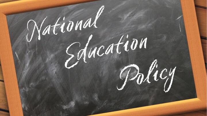 साल 2020 की नेशनल एजुकेशन पॉलिसी (राष्ट्रीय शिक्षा नीति) के तहत सभी छात्रों को एक खास आईडी देने शुरू किया गया है इस आईडी को ऑटोमेटेड परमानेंट एकेडमिक अकाउंट रजिस्ट्री कार्ड यानी अपार कार्ड (APAAR Card) कहा जाता है.