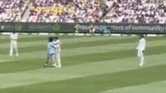 विराट कोहली को गले लगाने मैदान में घुसा फैन, जानें इसके बाद क्या हुआ?