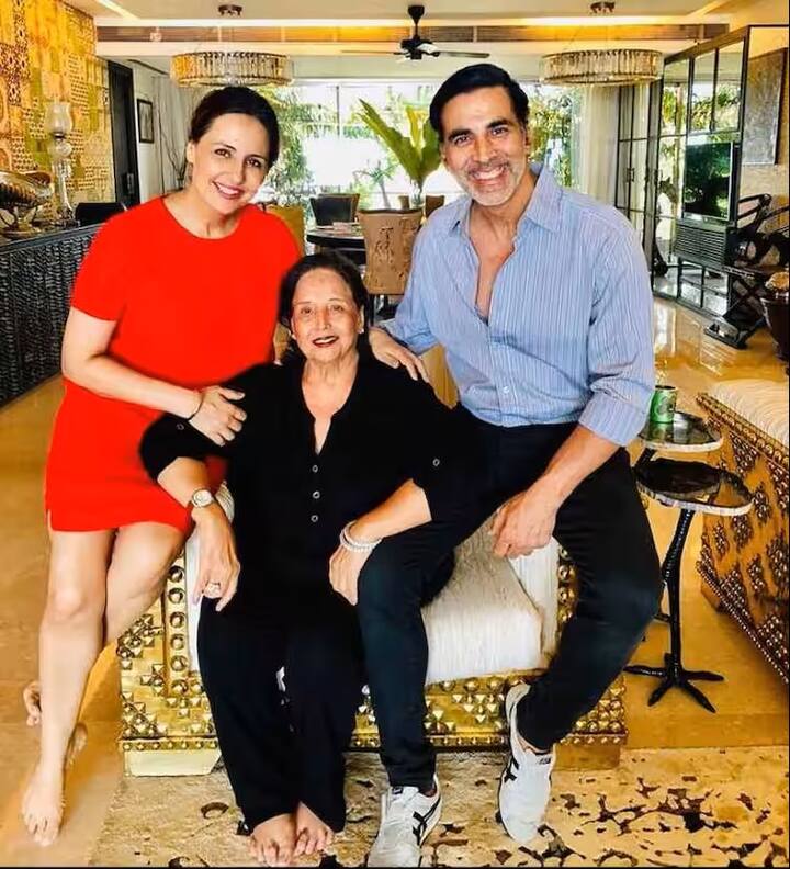 This bungalow of Akshay and Twinkle is in Juhu area. Which is spread over a very large area. You will get to see everything in the house, from garden to temple and luxury furniture.