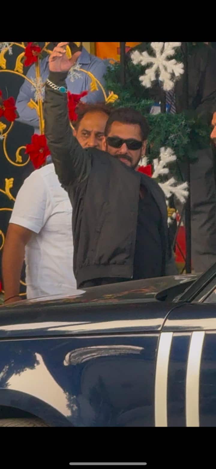 Salman waved at the paparazzi at the airport. These photos of Salman are becoming very viral.