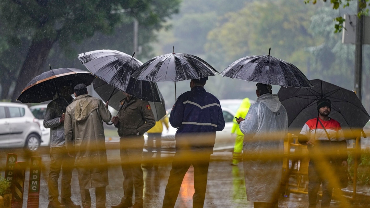 Rains Updates: दिल्ली में भारी बारिश की चेतावनी, इन शहरों में आंधी के साथ होगी ओलावृष्टि, जानें IMD का अपडेट