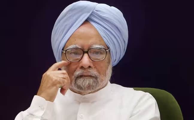 મનમોહન સિંહનો પરિવાર દર બે મહિને બહાર જમવા જતો હતો. દમન સિંહ કહે છે કે તે ઘણીવાર કમલા નગરમાં કૃષ્ણ સ્વીટ્સમાં સાઉથ ઇન્ડિયન ભોજન અથવા દરિયાગંજના તંદૂરમાં મુગલાઈ ફૂડ ખાતા હતા. ચાઈનીઝ ફૂડ માટે તેઓ માલચા રોડ પર આવેલી ફુજિયા રેસ્ટોરન્ટમાં જતા હતા. ચાટ ખાવા માટે તેમની પસંદગી બંગાળી માર્કેટ હતું.