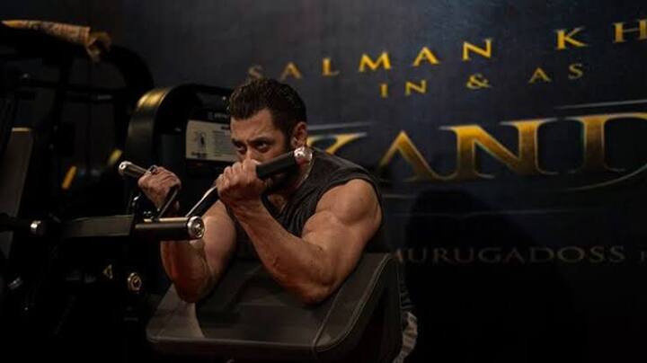 Sikandar के साथ सलमान खान Eid 2025 पर धमाल मचाने के लिए तैयार हैं. ए.आर. मुरुगडोस की इस एक्शन से भरपूर फिल्म में रश्मिका मंदाना, शरमन जोशी, और सत्यराज भी अहम भूमिका में हैं.