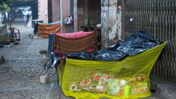 বছরের শেষ উইকেন্ডে বৃষ্টির পূর্বাভাস। হালকা বৃষ্টি হবে শনিবার দক্ষিণবঙ্গের তিন জেলাতে। প্রভাব পড়তে পারবে আশেপাশের দুই একটি জেলাতেও। হালকা বৃষ্টির সম্ভাবনা বেশি থাকবে পশ্চিম বর্ধমান, বীরভূম এবং মুর্শিদাবাদ জেলাতে।