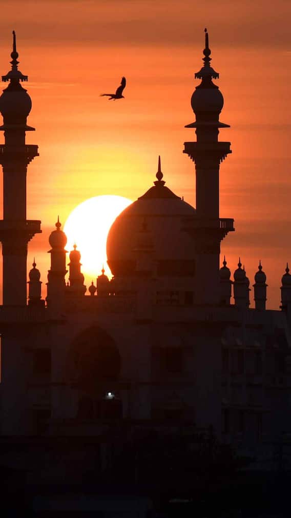 यूपी की सबसे बड़ी मस्जिद कौन सी है?