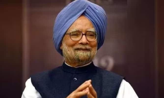 Manmohan Singh Died: પૂર્વ પીએમ મનમોહન સિંહે પોતાની સાદગી અને ઈમાનદારીથી ઉદાહરણ પુરુ પાડતા હતા. તેમણે તેમના પરિવારને ક્યારેય સરકારી ગાડીમાં બેસવા દીધા નહોતા. પૂર્વ વડાપ્રધાન મનમોહન સિંહનું ગુરુવારે રાત્રે દિલ્હીની એઇમ્સમાં નિધન થયું હતું. શ્વાસ લેવામાં તકલીફના કારણે તેમને હોસ્પિટલમાં દાખલ કરવામાં આવ્યા હતા. અર્થવ્યવસ્થામાં ઐતિહાસિક પરિવર્તન લાવનારા મનમોહન સિંહે ભારતમાં અનેક મહત્વપૂર્ણ યોગદાન આપ્યા છે.