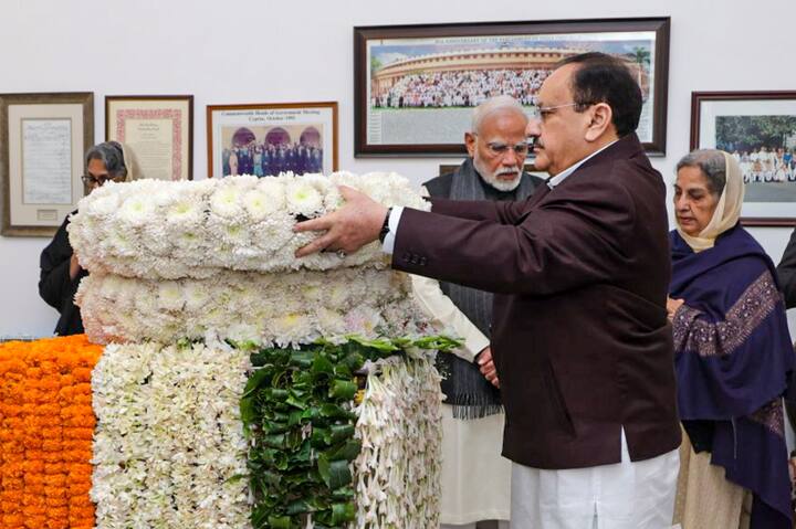 সাদা মালায় প্রাক্তন প্রধানমন্ত্রীকে শেষ শ্রদ্ধা জানালেন জে পি নাড্ডা। এদিন প্রধানমন্ত্রীর বাসভবনে উপস্থিত ছিলেন তিনিও। (ছবি সৌজন্যে: পিটিআই)