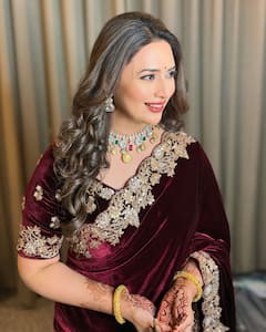 भाई की शादी में वेलवेट साड़ी पहने दिव्यांका त्रिपाठी ने ढाया कहर, फैंस के साथ शेयर की दिलकश तस्वीरें