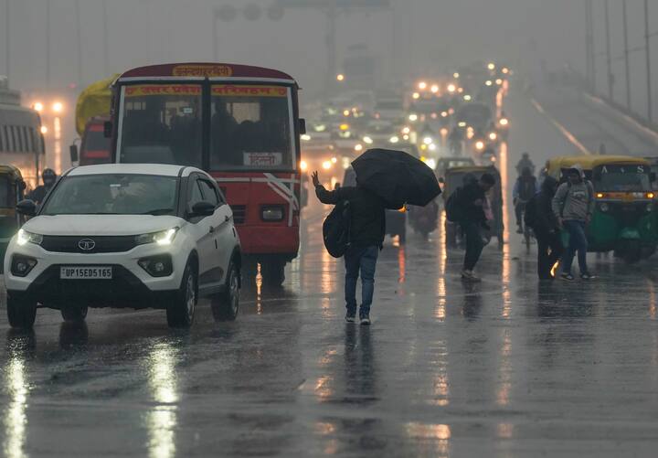 दिल्ली में गुरुवार को न्यूनतम तापमान 11 डिग्री सेल्सियस दर्ज किया गया, जो सामान्य से 2.8 डिग्री अधिक था. जबकि अधिकतम तापमान 24.1 डिग्री दर्ज किया जो सामान्य से 4.2 डिग्री अधिक था.