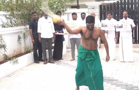 bjp-protests-against-dmk-over-anna-university-sexual-harassment-case-and-annamalai-punishment ਕੜਾਕੇ ਦੀ ਠੰਡ 'ਚ ਅਰਧਨਗਨ ਹੋਏ BJP ਆਗੂ, ਅਚਾਨਕ ਸਰੀਰ 'ਤੇ ਮਾਰਨ ਲੱਗੇ ਕੋੜੇ, ਦੇਖੋ ਵੀਡੀਓ, ਕੀ ਹੈ ਪੂਰਾ ਮਾਮਲਾ