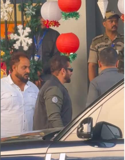Let us tell you that last night Salman celebrated his birthday with his family and friends. Photos and videos of his birthday party are going viral.