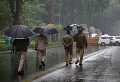 Delhi Weather: रुक-रुककर बारिश से भीगी दिल्ली, मौसम विभाग की चेतावनी, कोहरे और कनकनी से बचाव के लिए रहें तैयार