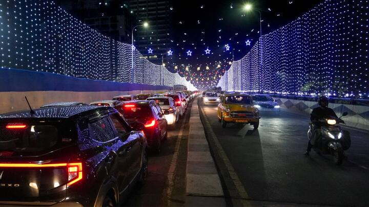 চার জেলায় মাঝারি কুয়াশার সম্ভাবনা। কুয়াশার সম্ভাবনা বেশি পূর্ব-পশ্চিম বর্ধমান, বীরভূম এবং মুর্শিদাবাদ জেলাতে।