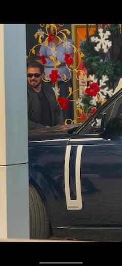 Salman Khan Photos: बर्थडे पर सलमान खान का दिखा स्वैग, एयरपोर्ट पर पैपराजी को किया वेव