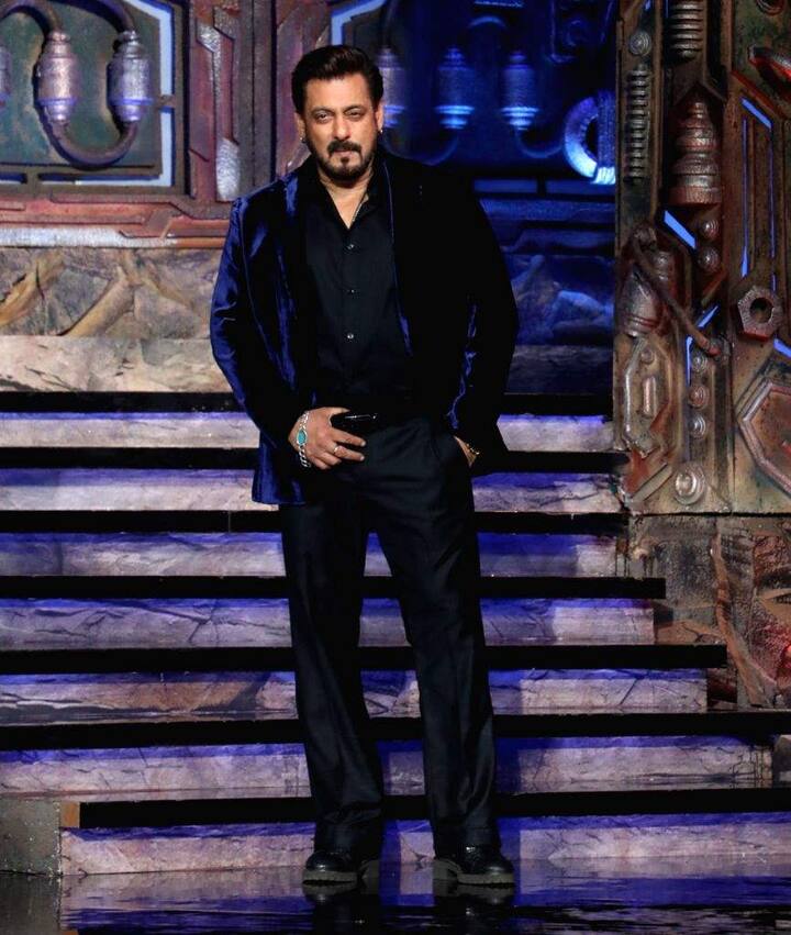 Class and style in velvet: Salman Khan looked sharp and dapper in this velvet suit, which he matched beautifully with a black shirt and black trousers. The velvet touch brought a luxurious and richness to the outfit.