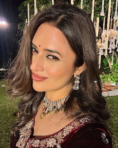 भाई की शादी में वेलवेट साड़ी पहने दिव्यांका त्रिपाठी ने ढाया कहर, फैंस के साथ शेयर की दिलकश तस्वीरें