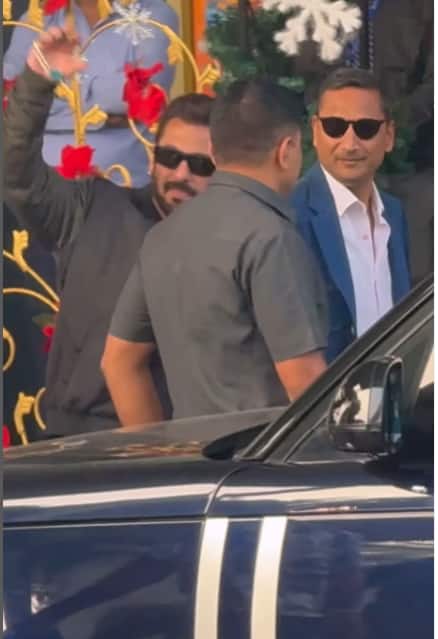 She has completed her look with black shades. Fans are liking this look of Salman very much.