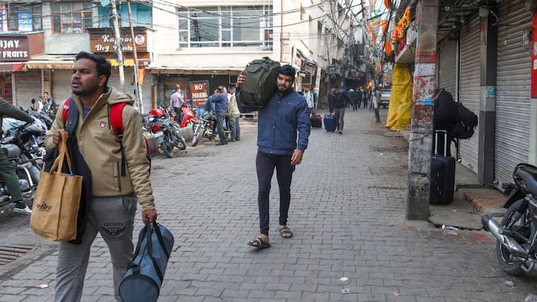 Shutdown in Katra against ropeway project in Mata Vaishno Devi enters third day ANN कटरा तीसरे दिन भी बंद, वैष्णो देवी के दर्शन करने वाले श्रद्धालुओं के लिए मुसीबत, व्यापारियों ने क्या कहा?