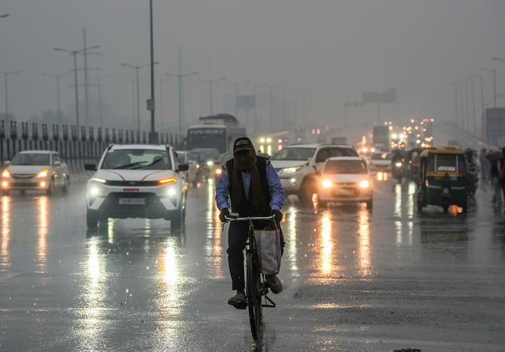 मौसम विभाग के मुताबिक अगले पांच दिनों तक दिल्ली के तापमान में उतार-चढ़ाव जारी रहेगा. न्यूनतम तापमान 2 जनवरी तक गिरकर 9 डिग्री तक पहुंचने की संभावना है. जबकि अधिकतम तापमान 22 से 23 डिग्री के बीच रहने की संभावना है.