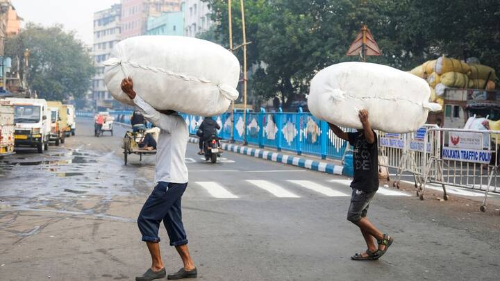বর্ষ শেষের আগে আবার হাওয়া বদল। উইকেন্ডে ফের সামান্য বাড়বে তাপমাত্রা। সোম ও মঙ্গলবার নামবে পারদ। বর্ষশেষ ও বর্ষবরণে ফিরবে জমিয়ে শীতের আমেজ।
