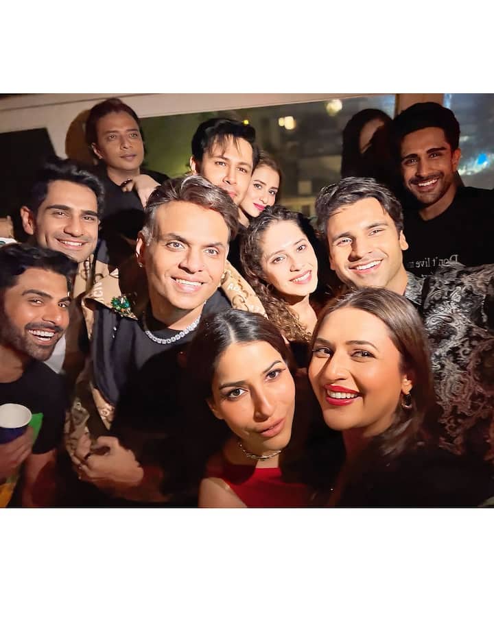 In one photo, Divyanka was seen taking a selfie with her close friends. These photos of his are also becoming quite viral.