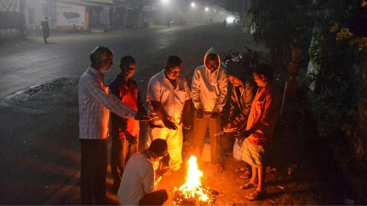 শনিবার আবহাওয়ার পরিবর্তন। আংশিক মেঘলা আকাশের সম্ভাবনা। ফের সামান্য বাড়তে পারে তাপমাত্রা। সোমবার থেকে তাপমাত্রা কিছুটা কমতে পারে। বর্ষ শেষ বা বর্ষবরণে শীতের আমেজ কিছুটা ফিরতে পারে।