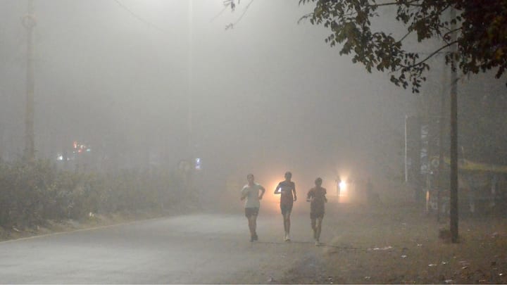 রাতের তাপমাত্রা কমল কলকাতায়। বাড়ল দিনের তাপমাত্রা। সকালে হালকা কুয়াশা ধোঁয়াশা পরে পরিষ্কার আকাশের সম্ভাবনা।