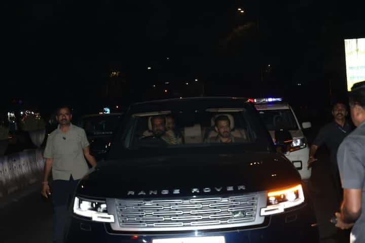 सलमान खान इस दौरान ब्लैक शर्ट के साथ जैकेट में हैंडसम लग रहे थे.