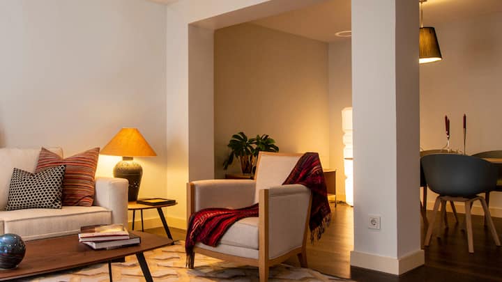 Ambient Lighting: Lighting is a critical element in establishing a winter mood. Use dimmable, string, and candle lights to create a warm, glowing ambiance. Set them in the corners or near shelves to give your home warmth and ambiance. (Image Source: Canva)