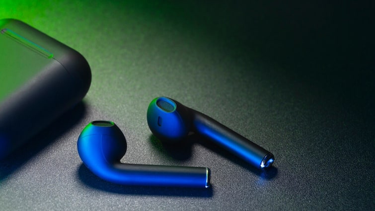 earbuds under 1000 with environmental noise cancellation technology here are the options available Earbuds Under 1000: नॉइस कैंसिलेशन टेक्नोलॉजी के साथ उपलब्ध हैं ये ऑप्शन, जिम से लेकर ऑफिस तक खूब चलेंगे