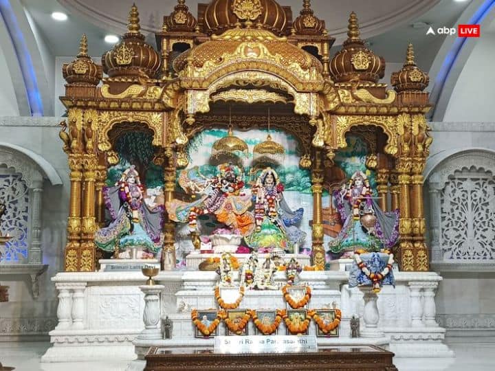 If you are also planning to go out somewhere on New Year, you can go to Mathura and seek blessings by paying obeisance at the temples of Banke Bihari.