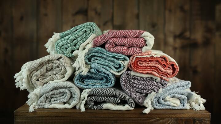 Textured Throws and Blankets: Nothing screams winter comfort more than soft and textured throws. Choose materials like faux fur, wool, or oversized knit blankets to give your home warmth and depth. Cover them on couches, armchairs, or even at the feet of your bed for a cozy and inviting appearance that encourages relaxation. (Image Source: Canva)
