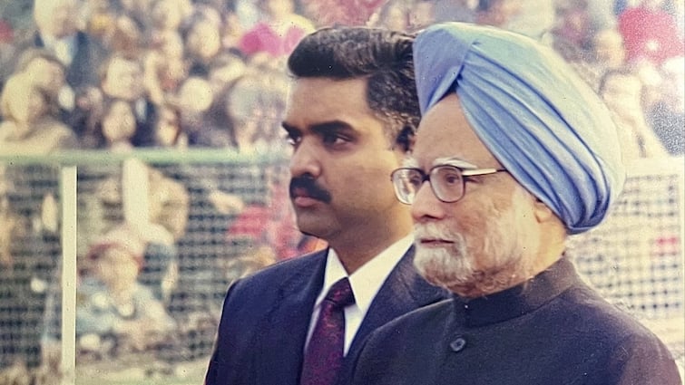 Yogi Minister Asim Arun bodyguard for 3 years Manmohan Singh now emotional on former PM Death CM योगी का ये मंत्री 3 साल रहा था मनमोहन सिंह का बॉडीगार्ड, पूर्व PM का किस्सा बताते हुए हो गए भावुक