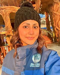 Hina Khan Pics: सैंटा क्लॉस संग दिए पोज, तो कभी बर्फ से खेलीं, कैंसर के इलाज के बीच हिना खान ने फिर वेकेशन पर की मस्ती