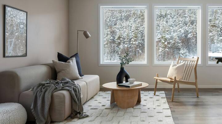 Seasonal Decor: Bring the spirit of winter with festive accents. Wreaths made from pine, eucalyptus, or dried blooms make a great addition to festive decor, and bowls stuffed with pinecones and faux snow add a touch of texture to tables. Natural elements like these are timeless and an excellent choice for various uses. (Image Source: Canva)