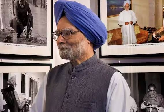 મનમોહન સિંહે 1971માં વાણિજ્ય મંત્રાલયમાં આર્થિક સલાહકાર તરીકે ભારત સરકારમાં કામ કરવાનું શરૂ કર્યું હતું. આ પછી તેઓ નાણા મંત્રાલયમાં મુખ્ય આર્થિક સલાહકાર બન્યા. તેઓ 1980-82 દરમિયાન યોજના આયોગના સભ્ય રહ્યા હતા અને 1982-1985 દરમિયાન ભારતીય રિઝર્વ બેંકના ગવર્નર તરીકે સેવા આપી હતી. આ પછી તેમણે 1987-90 સુધી જીનીવામાં દક્ષિણ કમિશનના મહાસચિવ તરીકે કામ કર્યું.