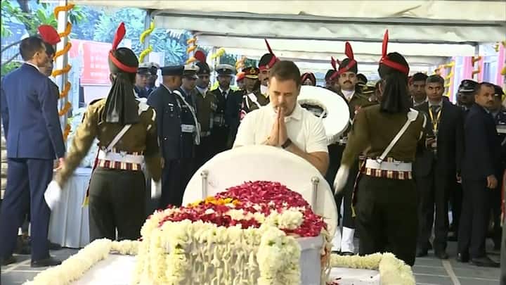 মনমোহন সিংয়ের মৃত্যুর খবর পেয়ে রাতেই এইমসে ছুটে এসেছিলেন রাহুল গান্ধী। বৃহস্পতিবারও প্রাক্তন প্রধানমন্ত্রীর বাসভবনে শ্রদ্ধা নিবেদন করেন। এদিন নিগমবোধ ঘাটেও উপস্থিত থেকে শেষ শ্রদ্ধা জানালেন রাহুল গান্ধী।