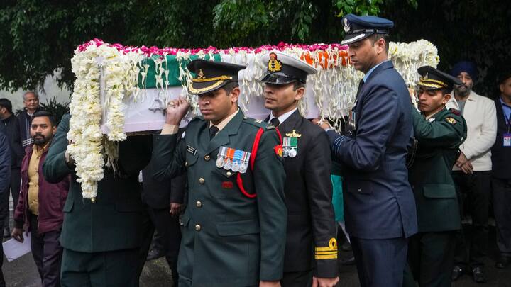 Tri-service officials carry the mortal remains of former prime minister Manmohan Singh at his residence, before they were taken to Congress headquarters for party leaders and workers to pay their last respects to him, in New Delhi on Saturday. (Images: PTI)