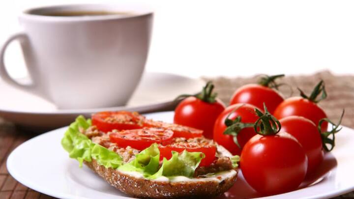 সকালে ভারী ব্রেকফাস্ট করার কথা শোনা যায়। কিন্তু বিশেষজ্ঞদের একাংশের মতে, ওজন ঝরাতে চাইলে সূর্যোদয়ের পর ব্রেকফাস্ট হালকা করাই ভাল।