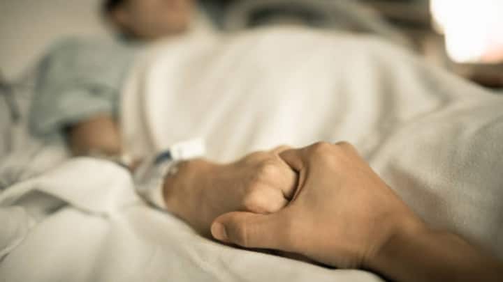 Los Angeles hospital nurse Julie McFadden says that the last words of dying people are not dramatic or filmy, but very simple.