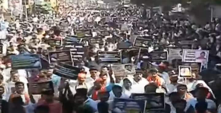 बीडमधील मोर्चात हजारो नागरिक सहभागी झाले आहेत. यामध्ये महिलाही आक्रमक झाल्याचं पाहायला मिळत आहे.